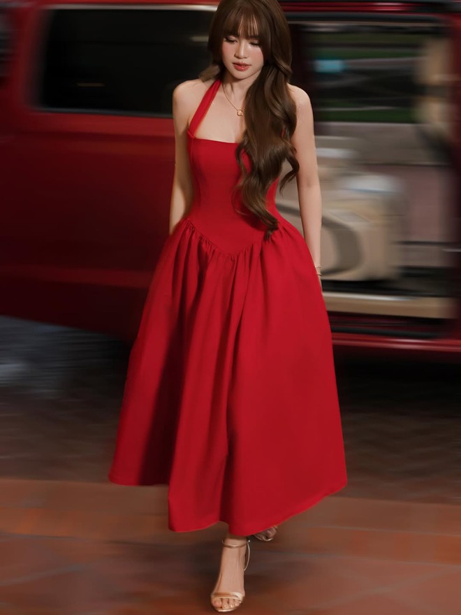 Váy đỏ ngày Tết mang ý nghĩa may mắn và khí chất rạng rỡ đầu xuân  - Ảnh 2.