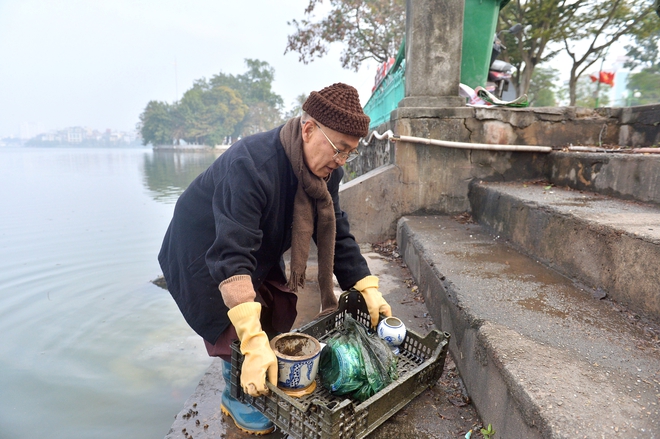 Người H&agrave; Nội thả c&aacute; ch&eacute;p 'khổng lồ', đưa T&aacute;o qu&acirc;n về trời- Ảnh 4.