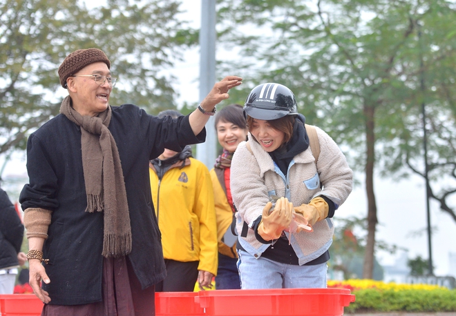Người H&agrave; Nội thả c&aacute; ch&eacute;p 'khổng lồ', đưa T&aacute;o qu&acirc;n về trời- Ảnh 6.