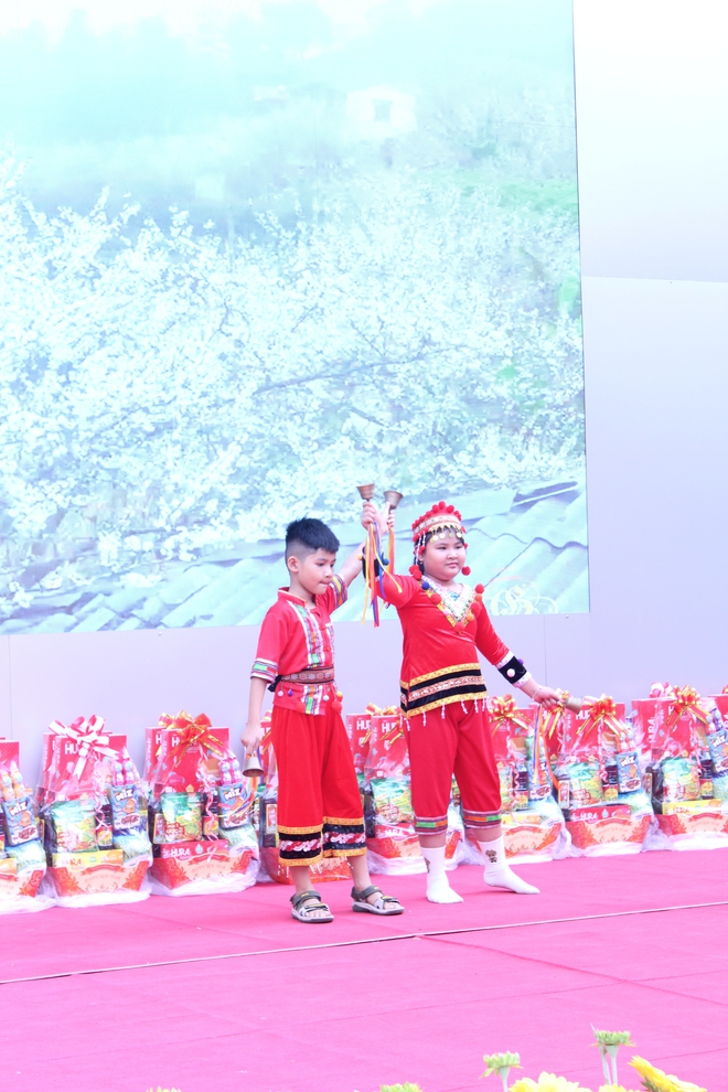 C&ocirc; hiệu trưởng ở TP.HCM mặc trang phục H'M&ocirc;ng, vui tết c&ugrave;ng học tr&ograve; - Ảnh 15.