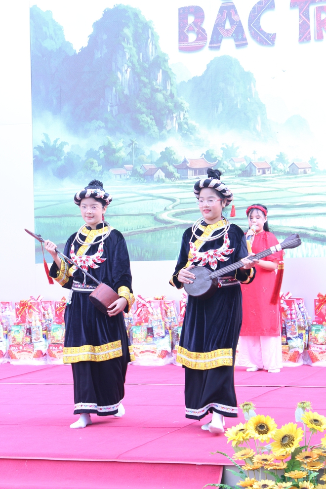 C&ocirc; hiệu trưởng ở TP.HCM mặc trang phục H'M&ocirc;ng, vui tết c&ugrave;ng học tr&ograve; - Ảnh 2.