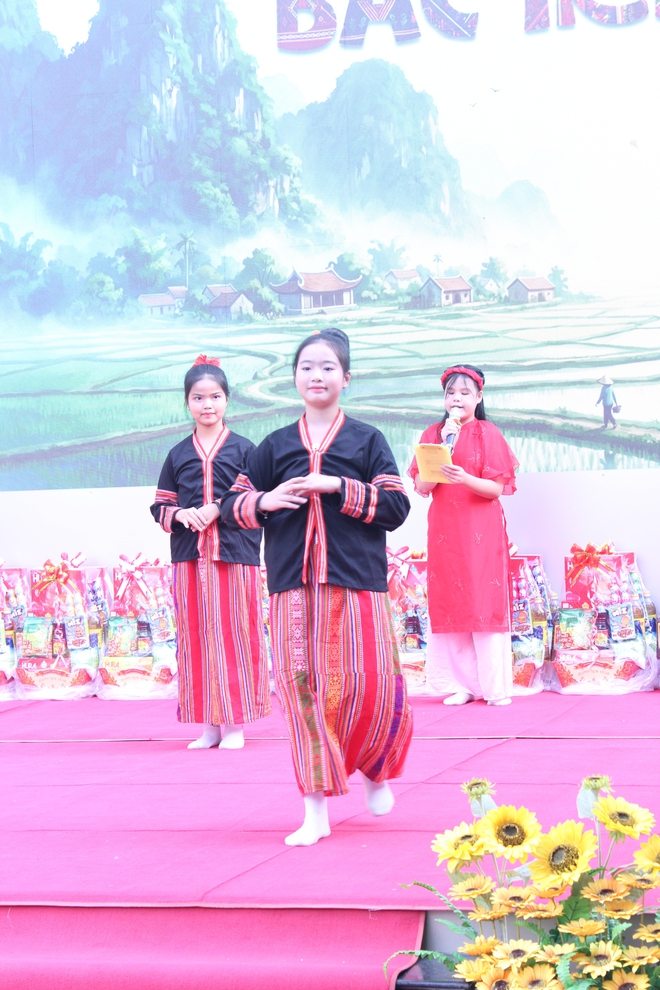 C&ocirc; hiệu trưởng ở TP.HCM mặc trang phục H'M&ocirc;ng, vui tết c&ugrave;ng học tr&ograve; - Ảnh 3.