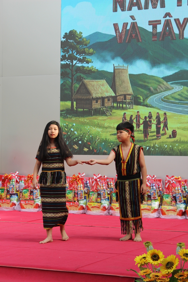 C&ocirc; hiệu trưởng ở TP.HCM mặc trang phục H'M&ocirc;ng, vui tết c&ugrave;ng học tr&ograve; - Ảnh 11.