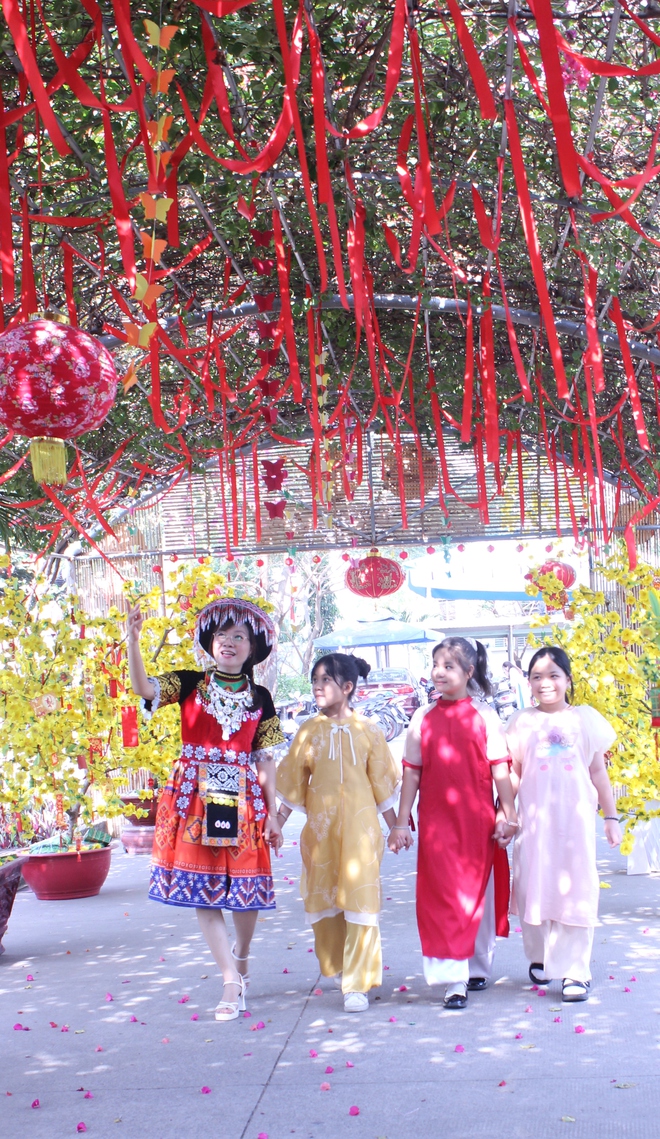 C&ocirc; hiệu trưởng ở TP.HCM mặc trang phục H'M&ocirc;ng, vui tết c&ugrave;ng học tr&ograve; - Ảnh 4.