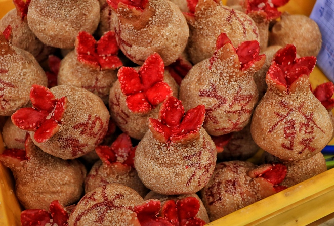 Độc lạ tết ở Chợ Lớn, TP.HCM: Khu chợ mỗi năm chỉ xuất hiện đ&uacute;ng một lần - Ảnh 6.