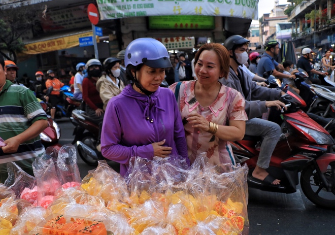 Độc lạ tết ở Chợ Lớn, TP.HCM: Khu chợ mỗi năm chỉ xuất hiện đ&uacute;ng một lần - Ảnh 9.