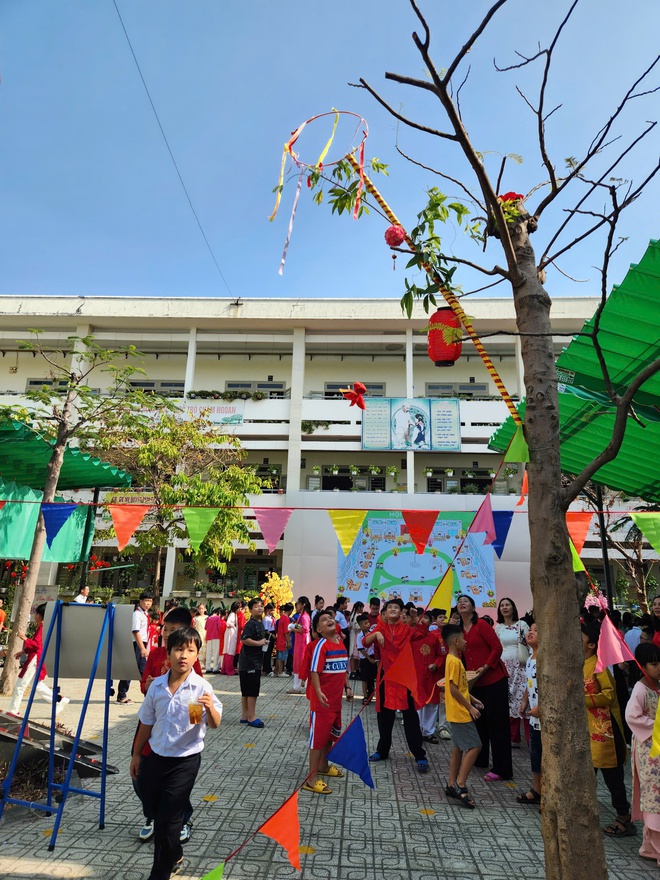 C&ocirc; hiệu trưởng ở TP.HCM mặc trang phục H'M&ocirc;ng, vui tết c&ugrave;ng học tr&ograve; - Ảnh 20.