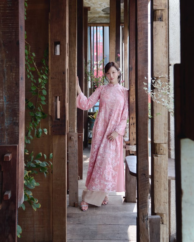 Áo dài hồng, sắc xuân ngọt ngào trong thời trang ngày tết- Ảnh 2. Áo dài hồng, sắc xuân ngọt ngào trong thời trang ngày tết- Ảnh 2.