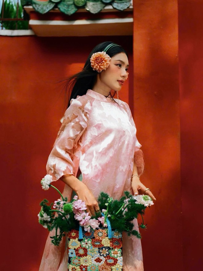 Áo dài hồng, sắc xuân ngọt ngào trong thời trang ngày tết- Ảnh 4. Áo dài hồng, sắc xuân ngọt ngào trong thời trang ngày tết- Ảnh 4.