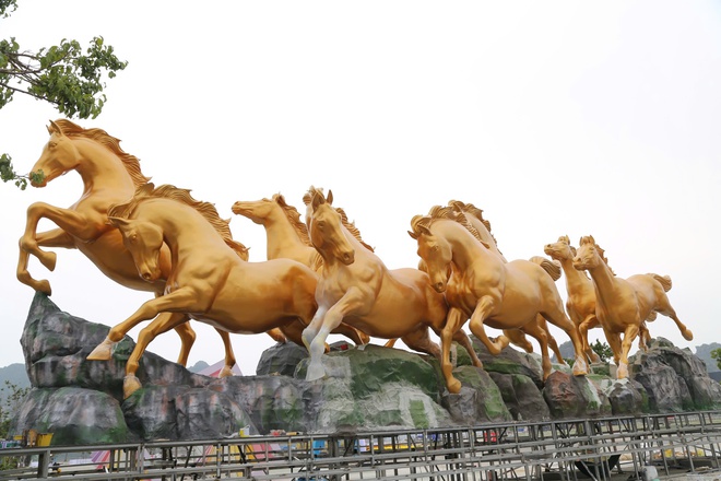 Linh vật B&aacute;t M&atilde; tung v&oacute; b&ecirc;n vịnh Hạ Long đ&oacute;n xu&acirc;n B&iacute;nh Ngọ  - Ảnh 3.