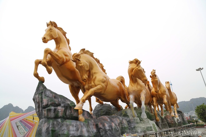 Linh vật B&aacute;t M&atilde; tung v&oacute; b&ecirc;n vịnh Hạ Long đ&oacute;n xu&acirc;n B&iacute;nh Ngọ  - Ảnh 5.