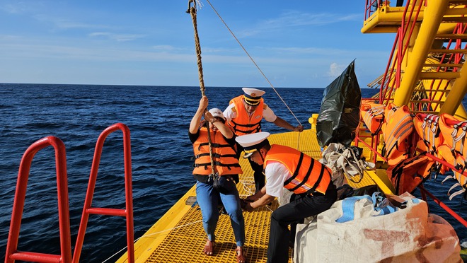 Trải nghiệm đu d&acirc;y l&ecirc;n nh&agrave; gi&agrave;n DK1 giữa biển khơi đầy phấn kh&iacute;ch năm 2026 - Ảnh 19.