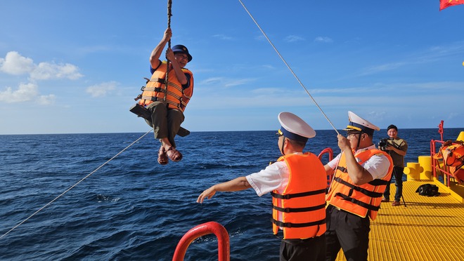 Trải nghiệm đu d&acirc;y l&ecirc;n nh&agrave; gi&agrave;n DK1 giữa biển khơi đầy phấn kh&iacute;ch năm 2026 - Ảnh 18.