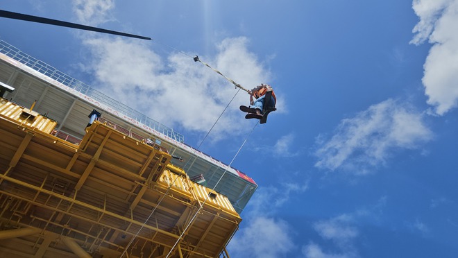 Trải nghiệm đu d&acirc;y l&ecirc;n nh&agrave; gi&agrave;n DK1 giữa biển khơi đầy phấn kh&iacute;ch năm 2026 - Ảnh 8.