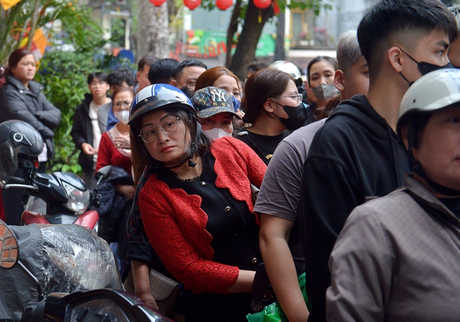 Người d&acirc;n xếp h&agrave;ng d&agrave;i cả trăm m&eacute;t mua nem chua ở H&agrave; Nội- Ảnh 10.