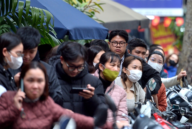 Người d&acirc;n xếp h&agrave;ng d&agrave;i cả trăm m&eacute;t mua nem chua ở H&agrave; Nội- Ảnh 11.