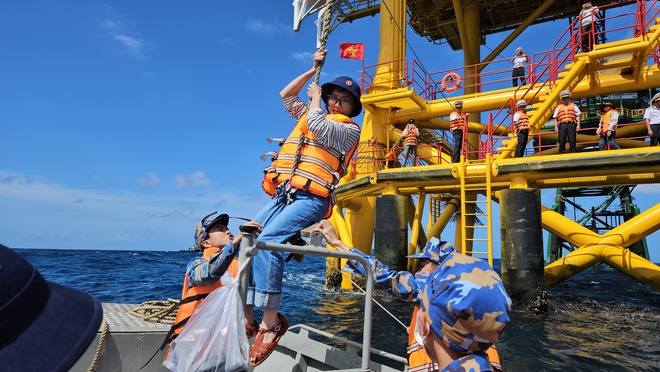 Trải nghiệm đu d&acirc;y l&ecirc;n nh&agrave; gi&agrave;n DK1 giữa biển khơi đầy phấn kh&iacute;ch năm 2026 - Ảnh 14.