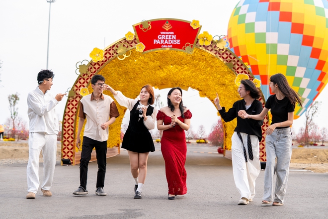 Du kh&aacute;ch đổ về Cần Giờ vui xu&acirc;n, check-in mai đ&agrave;o- Ảnh 11.