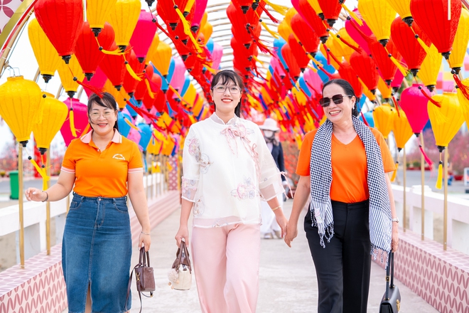 Du kh&aacute;ch đổ về Cần Giờ vui xu&acirc;n, check-in mai đ&agrave;o- Ảnh 12.