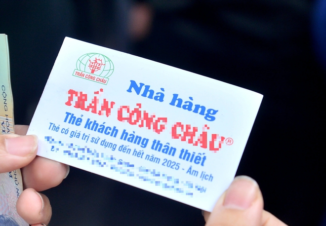 Người d&acirc;n xếp h&agrave;ng d&agrave;i cả trăm m&eacute;t mua nem chua ở H&agrave; Nội- Ảnh 5.