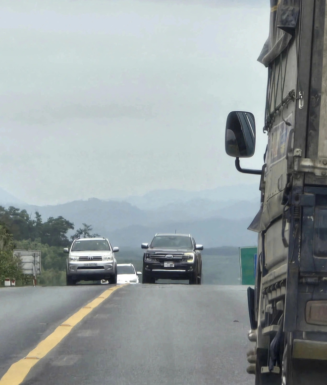 Ngao ng&aacute;n cảnh xe lấn l&agrave;n, vượt ẩu tr&ecirc;n cao tốc Cam Lộ - La Sơn- Ảnh 6.