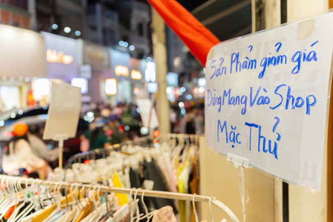21 giờ, phố thời trang TP.HCM 'vỡ trận' v&igrave; người d&acirc;n sắm tết - Ảnh 10.