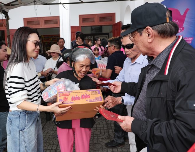 Nghĩa cử của Mỹ T&acirc;m trong những ng&agrave;y cuối năm- Ảnh 1.