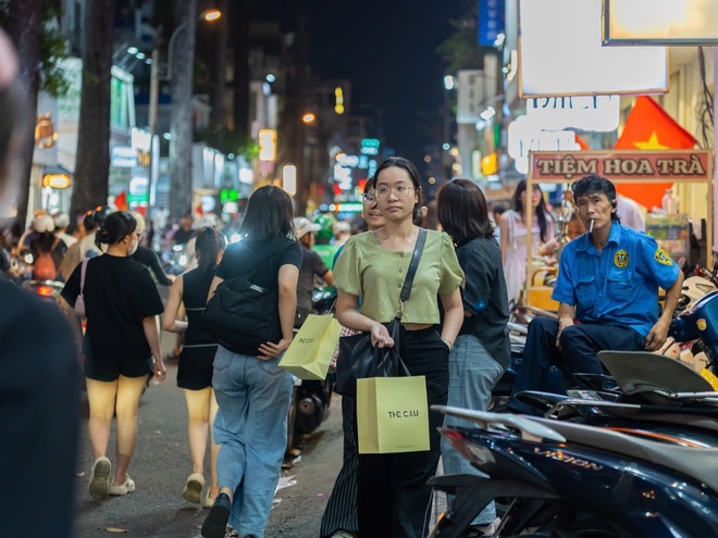 21 giờ, phố thời trang TP.HCM 'vỡ trận' v&igrave; người d&acirc;n sắm tết - Ảnh 9.