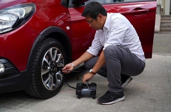 Những vật dụng &lsquo;cứu hộ&rsquo; bắt buộc phải c&oacute; khi l&aacute;i &ocirc; t&ocirc; đường d&agrave;i - Ảnh 2.