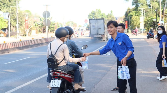 Tiếp sức h&agrave;ng ng&agrave;n chai nước, b&aacute;nh cho người d&acirc;n tr&ecirc;n đường về qu&ecirc; đ&oacute;n tết- Ảnh 4.
