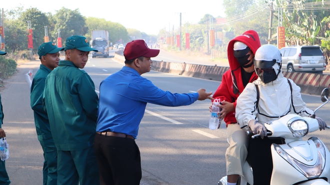 Tiếp sức h&agrave;ng ng&agrave;n chai nước, b&aacute;nh cho người d&acirc;n tr&ecirc;n đường về qu&ecirc; đ&oacute;n tết- Ảnh 2.