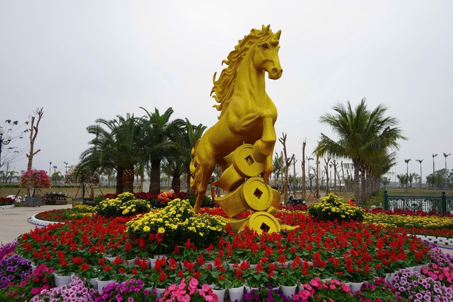 Linh vật ngựa g&acirc;y sốt ở th&agrave;nh phố Cảng- Ảnh 4.
