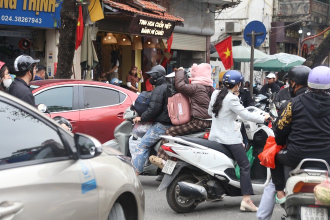 H&agrave; Nội: Dựng 'l&ocirc; cốt' x&acirc;y bể ngầm cận tết, giao th&ocirc;ng phố cổ ngột ngạt- Ảnh 4.