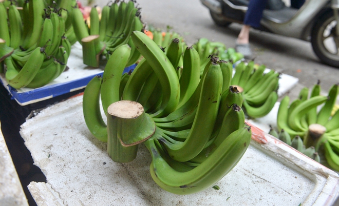Chuối xanh v&agrave;i trăm ngh&igrave;n một nải, tiểu thương găm h&agrave;ng chờ kh&aacute;ch VIP 'chốt đơn'- Ảnh 3.
