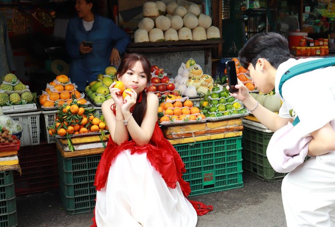 Nhiều người đổ xô ra sạp trái cây, tiệm nước sâm… chụp ảnh tết - Ảnh 3.