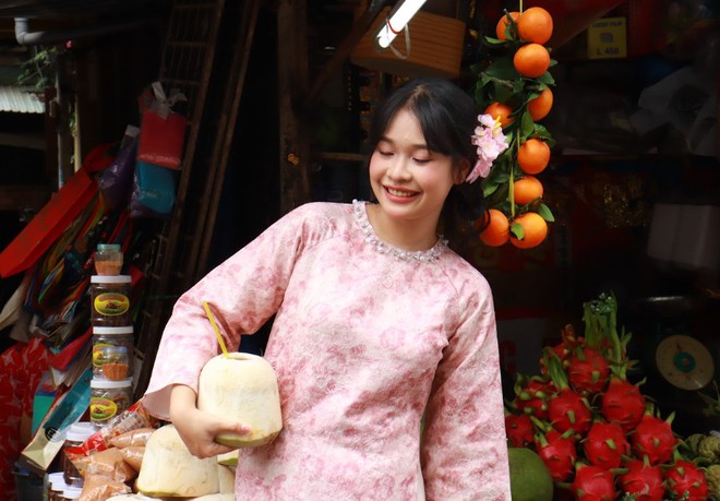 Nhiều người đổ xô ra sạp trái cây, tiệm nước sâm… chụp ảnh tết - Ảnh 4.