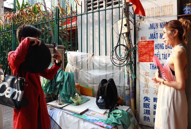 Nhiều người đổ xô ra sạp trái cây, tiệm nước sâm… chụp ảnh tết - Ảnh 7.