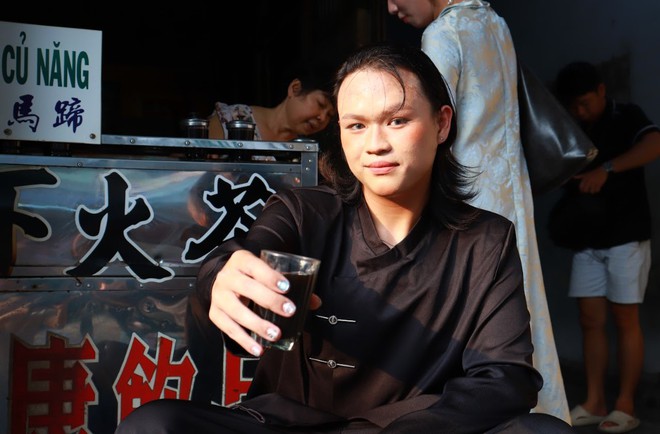 Nhiều người đổ xô ra sạp trái cây, tiệm nước sâm… chụp ảnh tết - Ảnh 8.