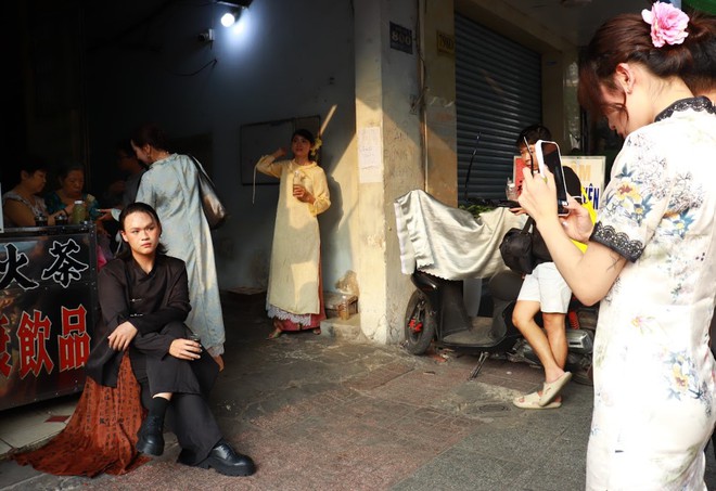 Nhiều người đổ xô ra sạp trái cây, tiệm nước sâm… chụp ảnh tết - Ảnh 9.