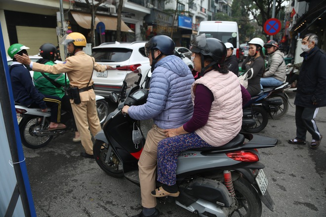 H&agrave; Nội: Dựng 'l&ocirc; cốt' x&acirc;y bể ngầm cận tết, giao th&ocirc;ng phố cổ ngột ngạt- Ảnh 7.