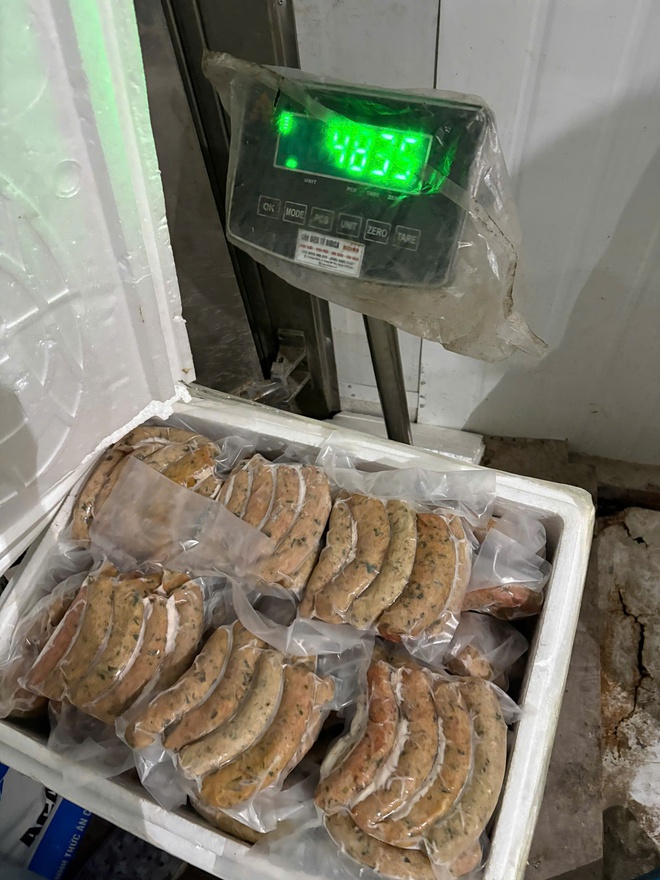 Tiêu hủy hơn 28 tấn thực phẩm bẩn không rõ nguồn gốc- Ảnh 4. Tiêu hủy hơn 28 tấn thực phẩm bẩn không rõ nguồn gốc- Ảnh 4.