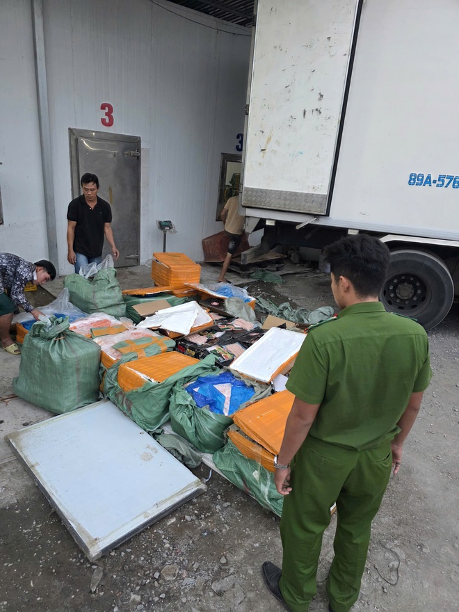 Tiêu hủy hơn 28 tấn thực phẩm bẩn không rõ nguồn gốc- Ảnh 2. Tiêu hủy hơn 28 tấn thực phẩm bẩn không rõ nguồn gốc- Ảnh 2.