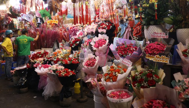 Valentine rơi đ&uacute;ng dịp tết, 'tặng em hoa c&uacute;c, vạn thọ chưng tết' l&ecirc;n ng&ocirc;i - Ảnh 9.