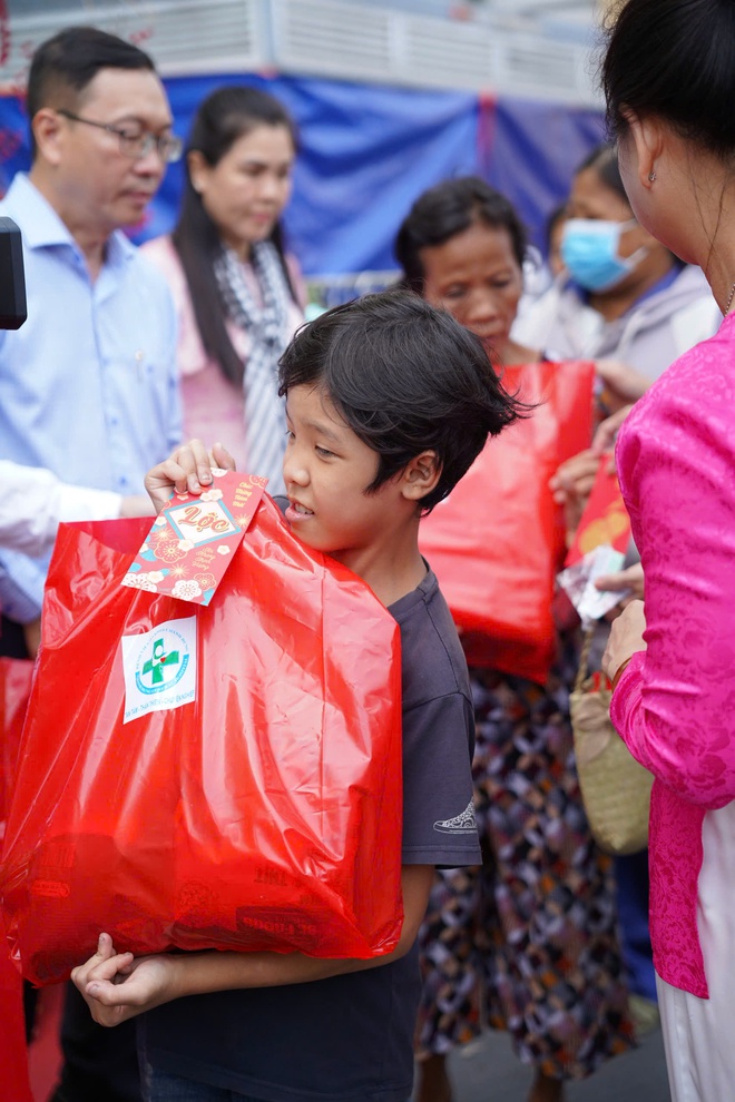 Tết ấm áp ở phương Nam: Món quà nhỏ, nghĩa tình to - Ảnh 9.