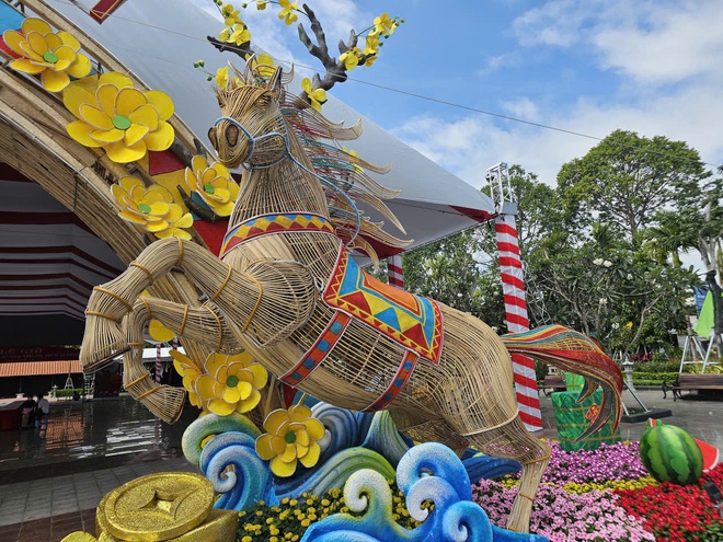 Độc lạ linh vật ngựa bằng m&acirc;y tre ở v&ugrave;ng biển Đất Đỏ - Ảnh 4.