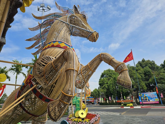 Độc lạ linh vật ngựa bằng m&acirc;y tre ở v&ugrave;ng biển Đất Đỏ - Ảnh 5.