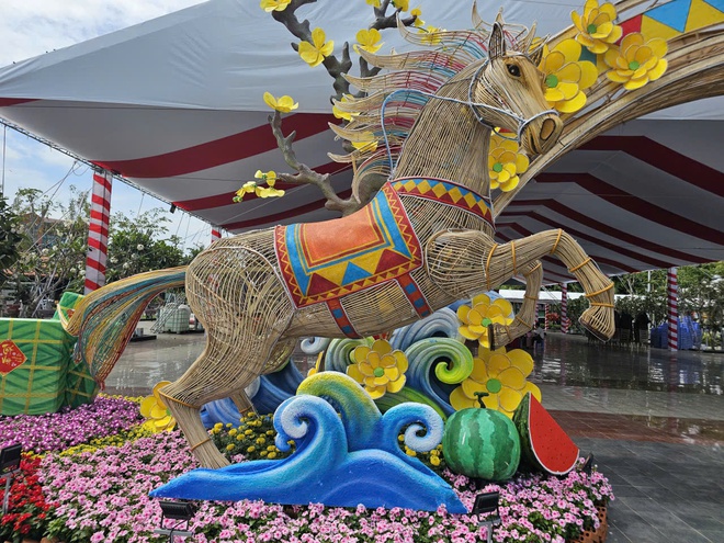 Độc lạ linh vật ngựa bằng m&acirc;y tre ở v&ugrave;ng biển Đất Đỏ - Ảnh 6.