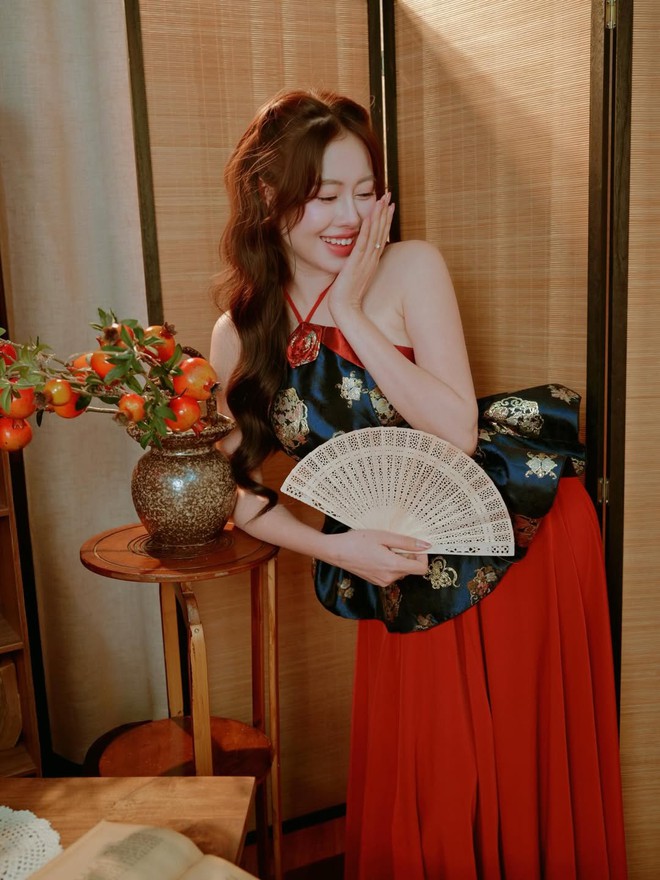 Trang phục cổ yếm duyên dáng cho xuân Bính Ngọ 2026- Ảnh 9.