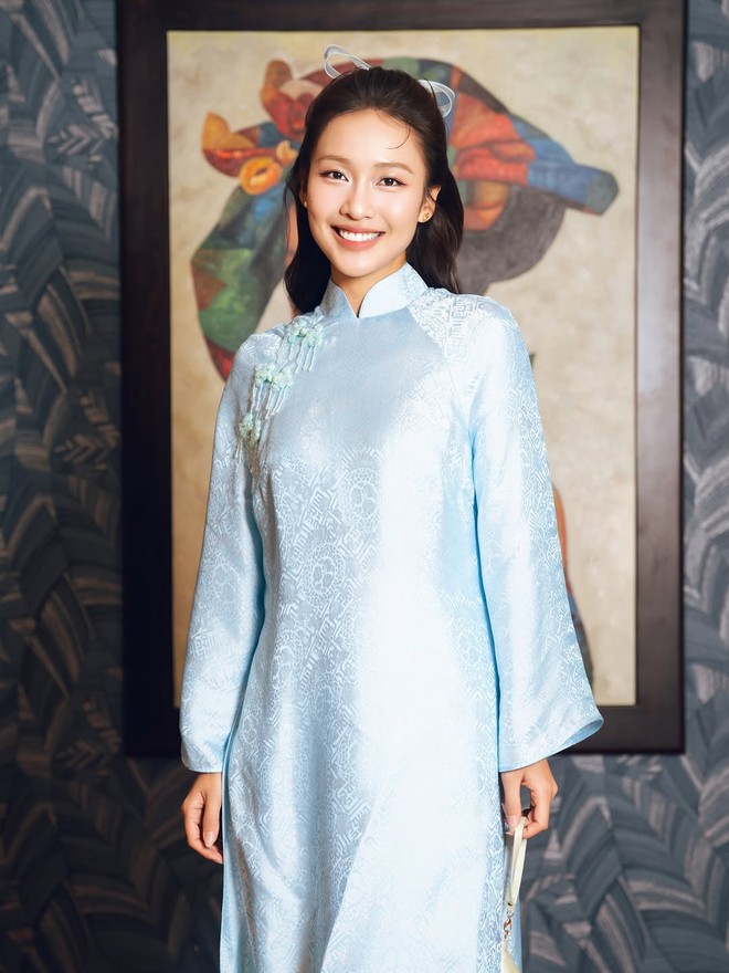 Áo dài xanh dương và khả năng tôn da ấn tượng- Ảnh 2.