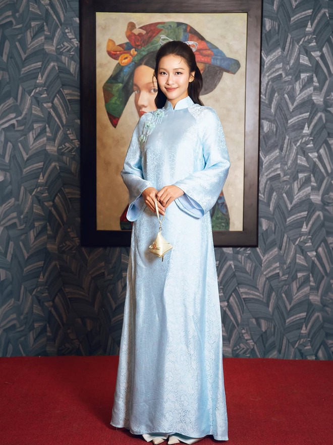 Áo dài xanh dương và khả năng tôn da ấn tượng- Ảnh 3.